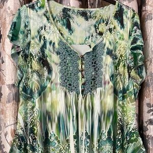 One World Size 2X Greens Short Sleeve Shark Bite Shaped Top Like New Pretty!